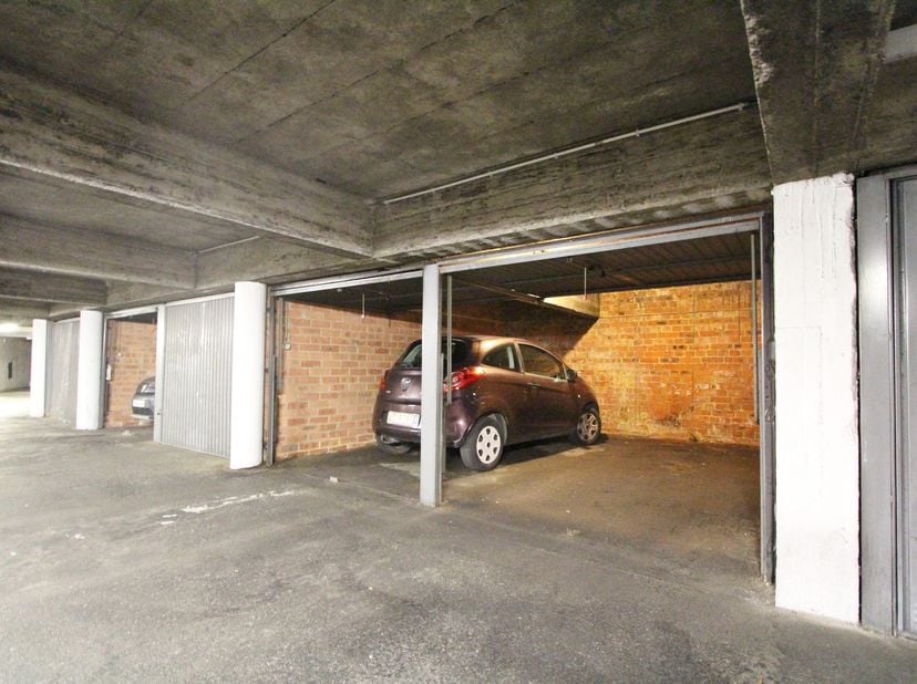 Bent u op zoek naar een veilige en droge garagebox? Deze gunstig gelegen ruimte is ideaal voor zowel opslag als het parkeren van uw voertuig.<br />
Mo