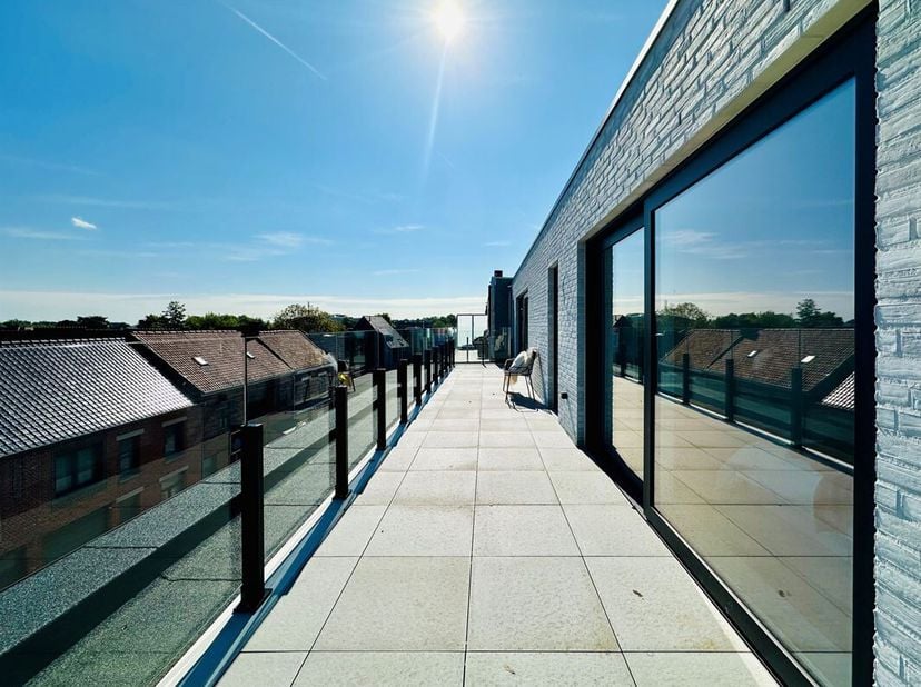 Deze penthouse is als enige appartement van dit project gelegen op de derde verdieping en maakt deel uit van residentie Léon gelegen te Beveren Glazen
