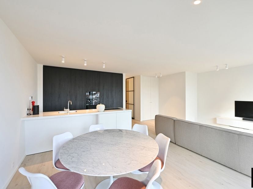 Appartement meublé de nouvelle construction 3 chambres à coucher très lumineux et &amp;nbsp;exposé sud tout près de la place Rubens.<br />
Entrée avec ves