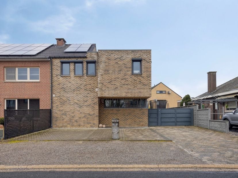 Welkom in&amp;nbsp;Lanklaar, Bresilstraat 32!<br />
<br />
Deze ruime en instapklare woning beschikt over een royale woonoppervlakte van 208 m², is volled