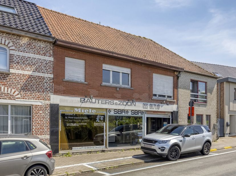 In het centrum van Affligem (Hekelgem) vind je dit zeer gunstig gelegen handelspand met woonst. Dit pand heeft wel een grondige renovatie nodig maar b