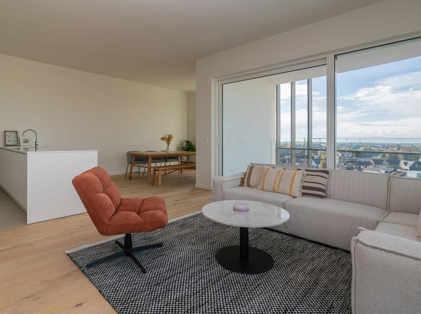 Dit hoekappartement van 133 m² biedt panoramisch uitzicht, licht van twee gevels en drie volwaardige slaapkamers, waarvan één met ensuite badkamer. He