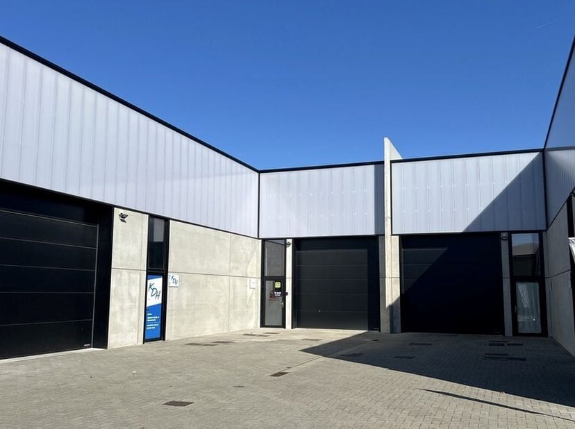 Ben je op zoek naar een recente loods te huur in Dendermonde op een strategische locatie? Ontdek deze instapklare opslagruimte in het industriepark Ho