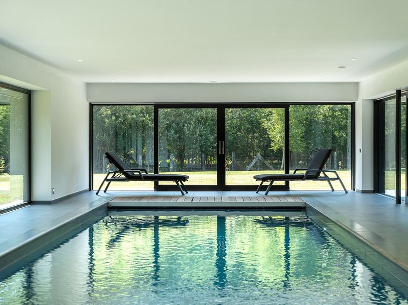 Deze uitzonderlijke villa ligt in een zeer gewilde wijk van Ville-Pommeroeul en combineert luxe en comfort dankzij zijn hoogwaardige voorzieningen en
