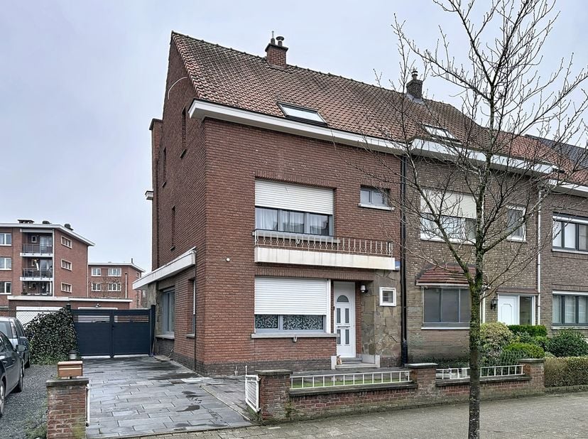 Gezocht: nieuwe bewoners voor deze solide halfopen woning in rustige buurt<br />
Deze woning biedt alles wat u zoekt: ruimte, comfort en een toplocati