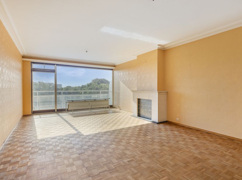Dit ruime te renoveren appartement van 106 m² bevindt zich op de zesde verdieping van residentie "Ten Hove" en biedt een uitstekende basis voor wie ee