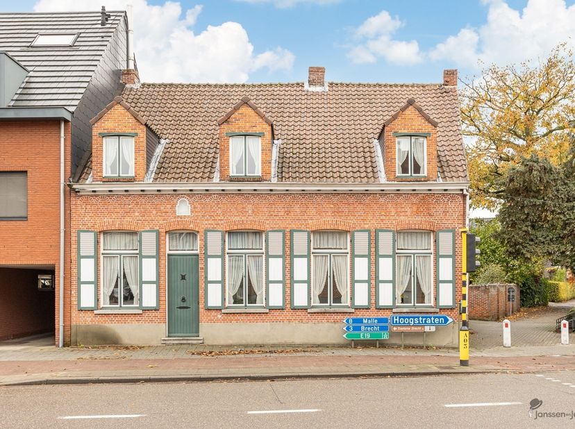 Welkom in deze charmante woning in hartje Sint-Lenaarts, waar authenticiteit en gezelligheid hand in hand gaan. Achter de gevel schuilt een huis vol k