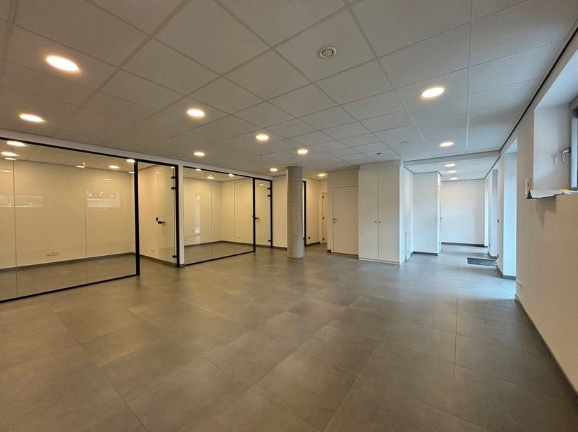 Afgewerkte polyvalente handelsruimte gelegen in de Anco torens.<br />
<br />
Bent u als dienstverlenend bedrijf op zoek naar een toplocatie in Turnhou
