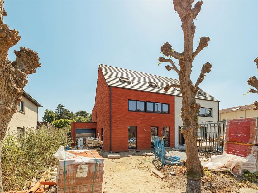 Cette maison BEN, actuellement en phase de finition et située dans une rue calme à sens unique, est idéale pour les télétravailleurs. Avec un garage d
