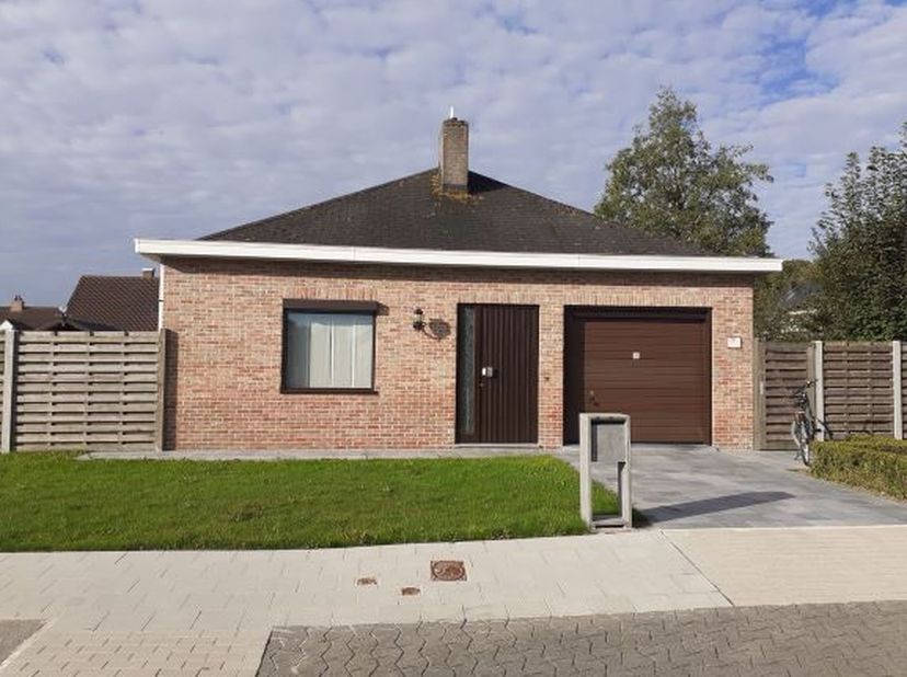 Op een vlot bereikbare locatie nabij de A19 Ieper-Kortrijk treffen we deze vrij staande woning aan.<br />
In het rustige gelegen woonwijk Schuttershof