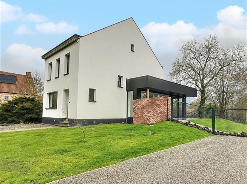 Totaal gerenoveerde villa (Energielabel A) gelegen op het einde van een doodlopende straat die uitgeeft op een prachtig natuurgebied.<br />
<br />
G