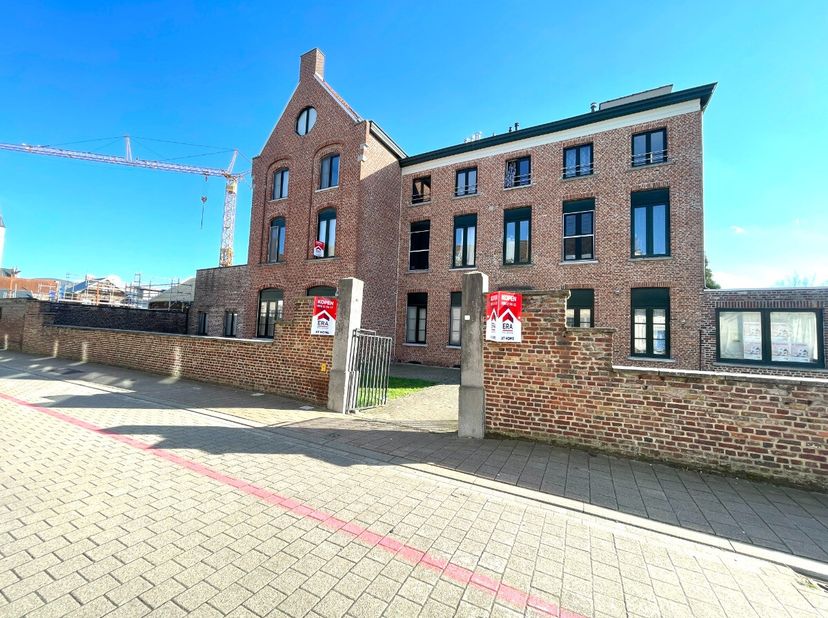 [[ DIT PAND NEEMT DEEL AAN DE ERA OPEN HUIZEN DAG OP 13/6 VAN 17:30 TOT 18:30 ]] Dit karaktervolle appartement combineert een centrale ligging met een