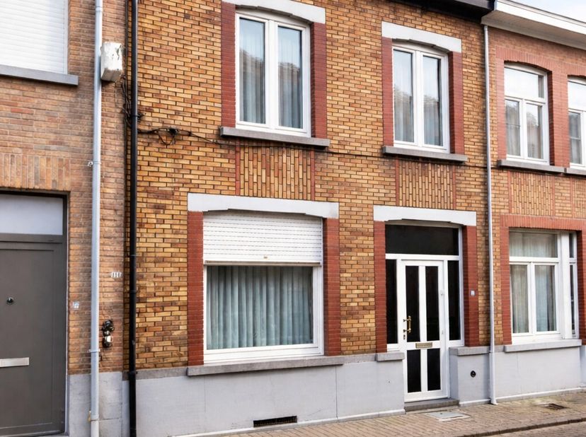 Rijwoning op 120 m² met op het gelijkvloers inkom, living, keuken met gaskookfornuis, koelkast, oven, badkamer met toilet, douche, lavabo en aan- en a