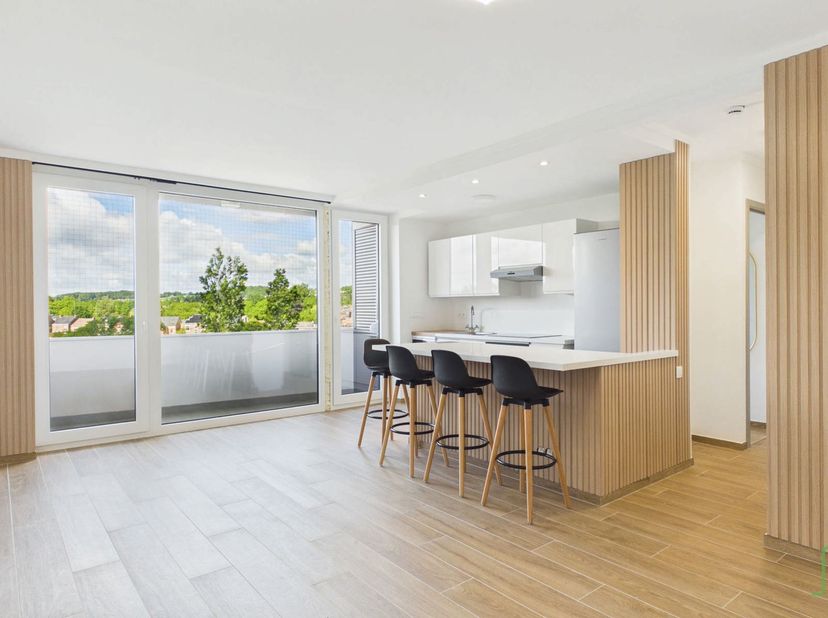 LOYER : 750€ + CHARGES (eau + communs) : 100€. <br />
Lumineux appartement entièrement rénové au 4ème étage de la résidence "Le Chambord" occupant une