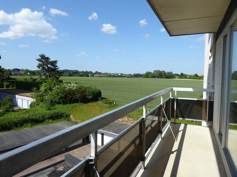 Op een zucht van Leuven, vlakbij IMEC en Gasthuisberg, zijn wij verheugd dit ,in 2017, gerenoveerd  appartement met 1 slaapkamer te koop aan te bieden