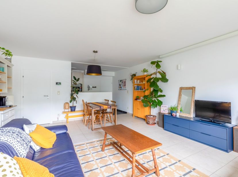 Dit ruim appartement,&amp;nbsp;met uitstekende toegang tot belangrijke invalswegen,&amp;nbsp;lokale winkels en openbaar vervoer, bevindt zich op een steenworp