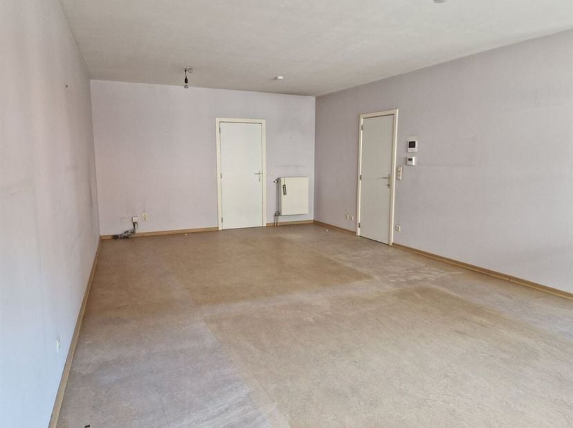 Gelijkvloers appartement  met 2 slaapkamers, kelderberging en autostaanplaats<br />
Ligging:<br />
Dit ruim appartement is gelegen in het centrum van