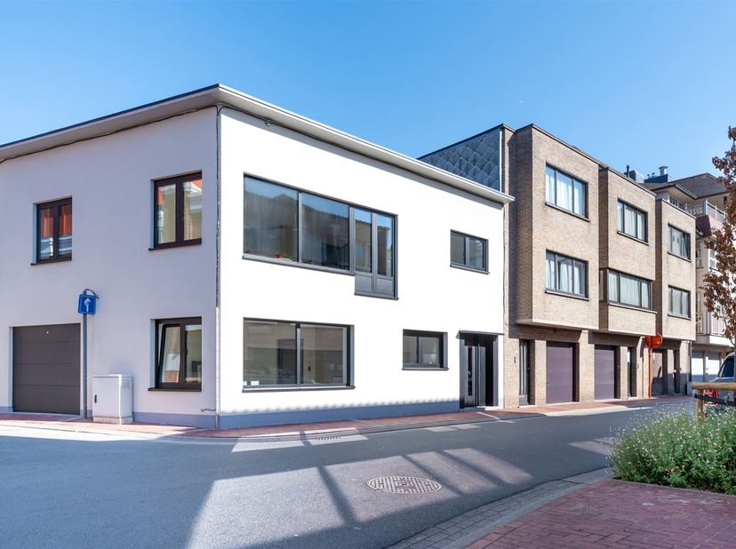 Op zoek naar een instapklaar appartement in Knokke-Heist? <br />
Dit appartement in een totaal gerenoveerd gebouw biedt ca. 83 m² woonruimte, twee to