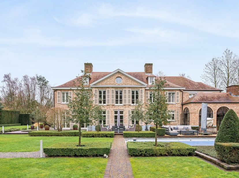Villa exclusive sur un terrain d'environ 5 000 m², située dans un environnement résidentiel et boisé à Pelt (Grote Heide). Au rez-de-chaussée, la vill