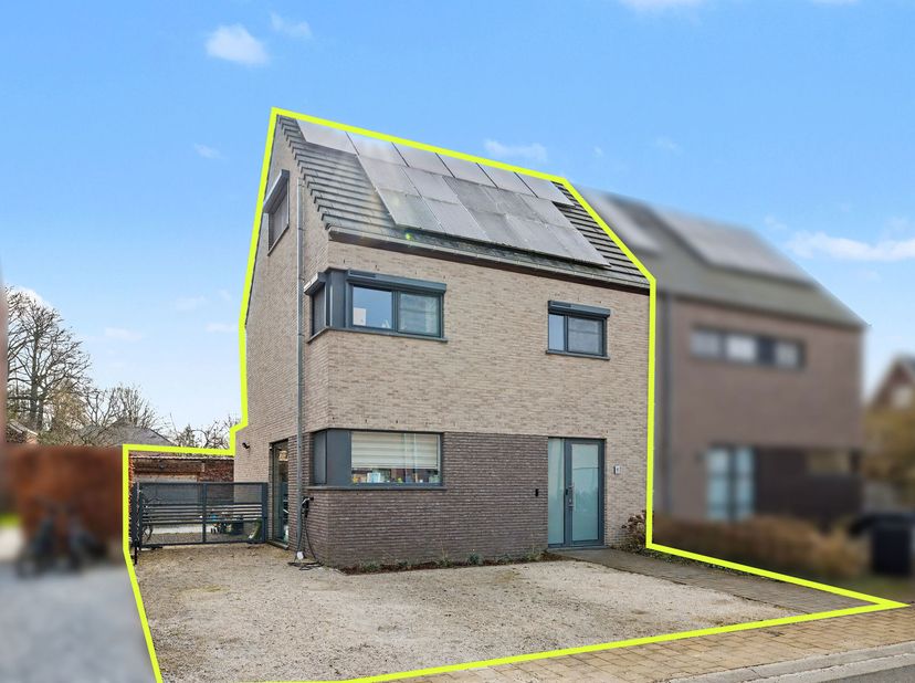 Située sur la Flora, cette maison prête à emménager et économe en énergie (construite en 2013) se trouve dans un quartier résidentiel calme et adapté
