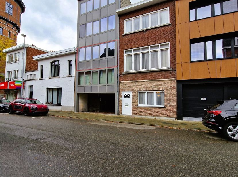 Gezellig 2-slaapkamerappartement met autostaanplaats in hartje Turnhout<br />
<br />
Ligging: Dit aangename appartement geniet een uitstekende liggi