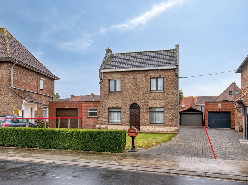 In de Hobelaan, een zéér rustige wijk vlakbij het centrum van Veurne, bevindt zich deze ruime renovatiewoning met tal van mogelijkheden. De woning bes