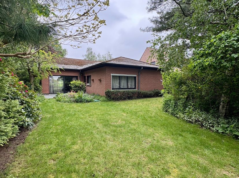 Te renoveren gelijkvloerse villa op 954 m² met landelijke verzichten te Bavikhove.<br />
<br />
Vele mensen vragen ons kantoor of we een gelijkvloerse
