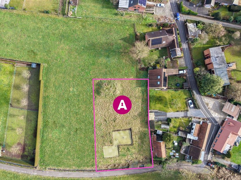 Idéalement situé à Obigies, terrain à bâtir de 1593 m2 <br />
Situé en zone d'habitat à caractère rural - 32 m de façade. <br />
Parfait pour envisage