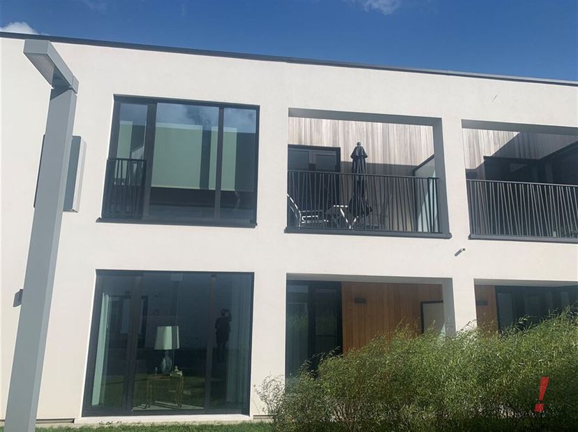 Magnifiek GEMEUBELDE assistentiewoning met zonnig terras. <br />
Deze assistentiewoning is praktisch gelegen in het residentiële Varsenare op wandelaf