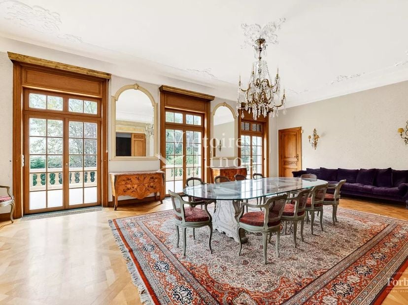 Bos aan de rand van een park, in het hart van Brussel, presenteert Victoire Junot u deze prestigieuze en elegante woning in Franse steen gelegen op ee
