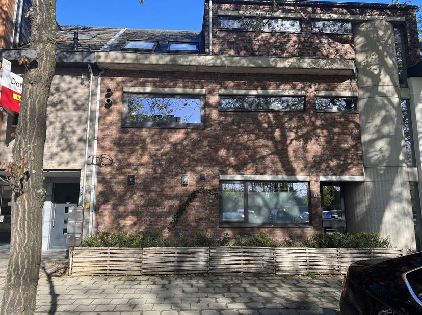 Ruim gerenoveerd gelijkvloers appartement met 2 slaapkamers en tuin.<br />
Dit ruime gelijkvloers appartement werd recent volledig gerenoveerd.<br />
