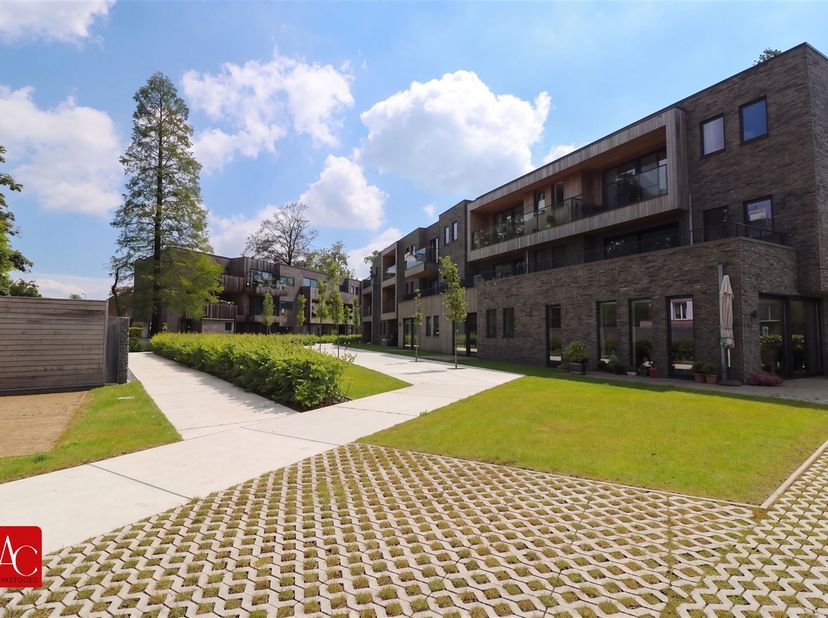 Comfortabel wonen met extra luxe in hartje Sint-Niklaas<br />
<br />
Ontdek deze verzorgde serviceflat in Sint-Niklaas, gelegen op de eerste verdiep