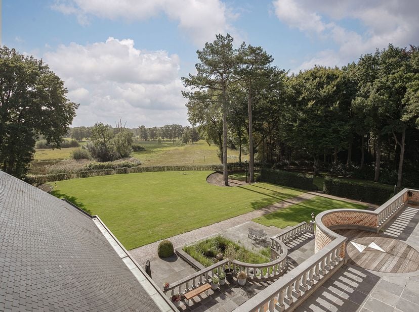 Gelegen aan de rand van het schitterende natuurreservaat De Kalmthoutse Heide, op een privéterrein van 63.880 m², biedt deze indrukwekkende kasteelvil