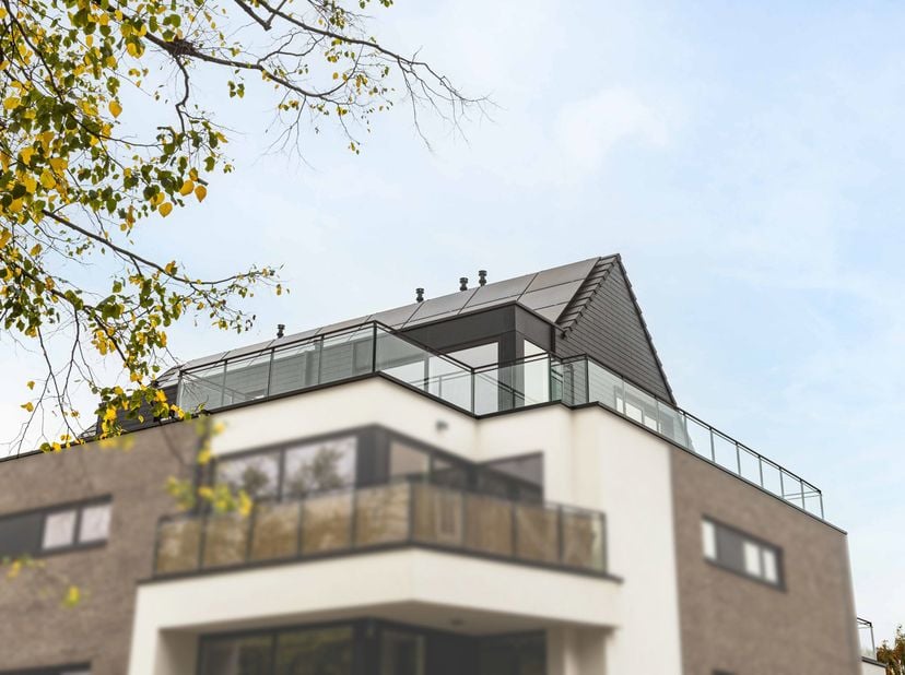 Ontdek deze exclusieve penthouse op de bovenste verdieping van een recent appartementsgebouw (bouwjaar 2022). Dit unieke appartement beslaat de volled
