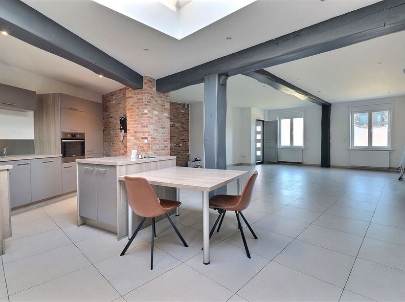 Vaste maison comprenant hall d'entrée, immense séjour avec cuisine équipée ouverte, WC séparé, double terrasse et jardin ainsi qu'à l'étage palier ave