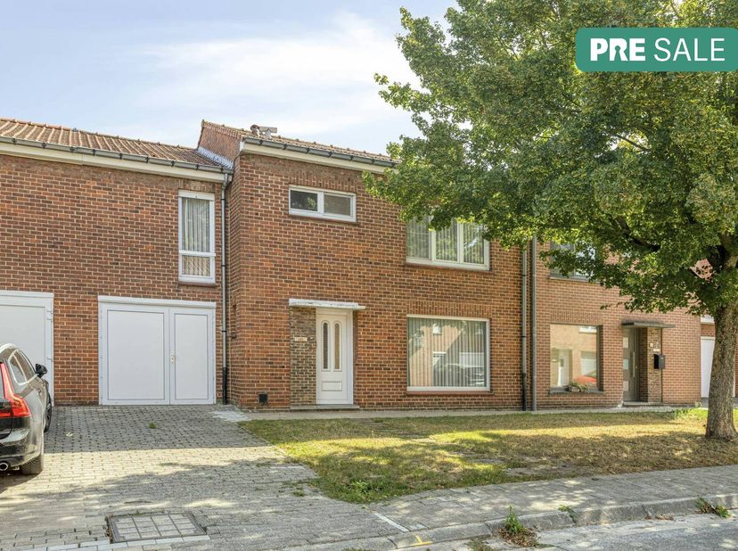 Bienvenue dans cette spacieuse maison familiale située dans une rue calme d'un quartier résidentiel adapté aux enfants, à deux pas du centre de Rouler