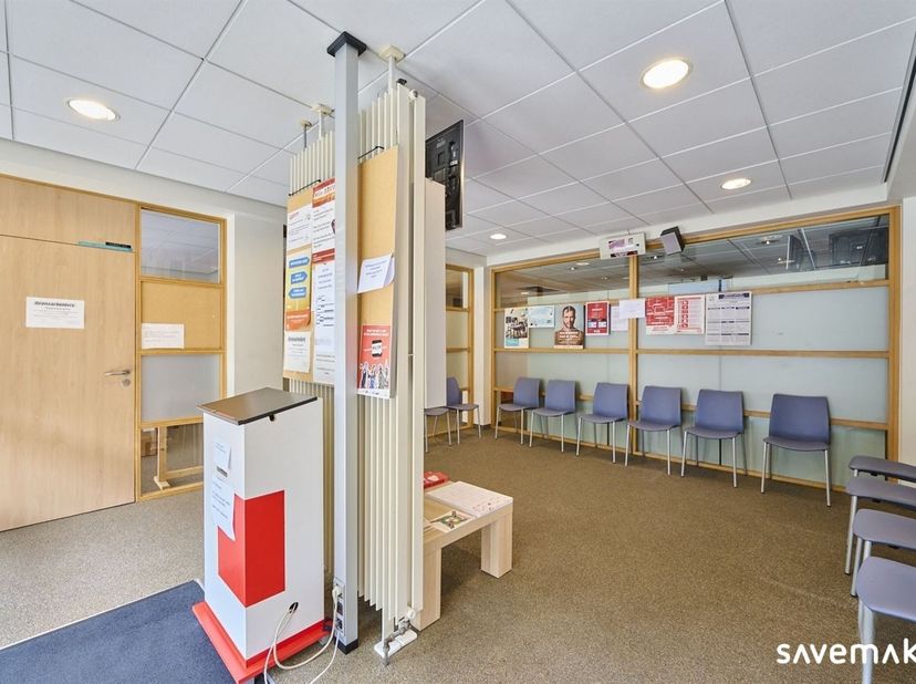 Multifuntionele handelsruimte van 185m² bruikbare oppervlakte en EPC label B.<br />
<br />
Een aparte inkom biedt toegang tot de klantenzone.<br />