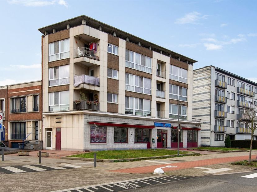Handelsgelijkvloers van +-234m² te Deurne!<br />
Ligging:<br />
Deze commerciële ruimte is gelegen op de gelijkvloerse verdieping van een kleinschalig