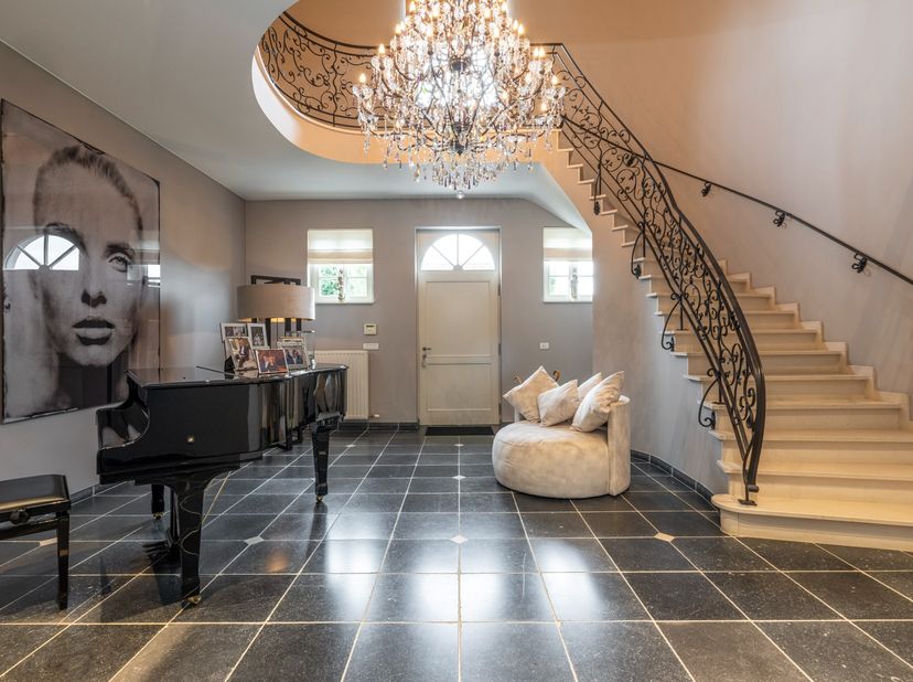 Aan het einde van een doodlopende straat treffen we deze Luxueuze Manoir met oa. 4 slaapkamers, 3 badkamers, verwarmd zwembad en groot bijgebouw op ee