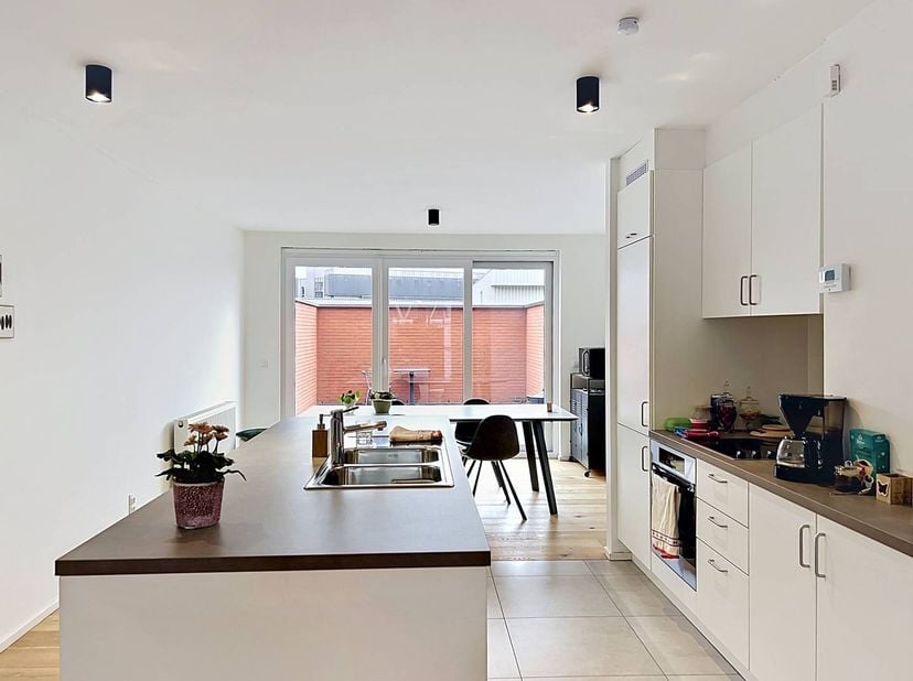 De snelste manier om een bezoek te brengen aan dit appartement? Vraag je bezoek aan via de rode knop op onze website (www.dewaele.com) en je wordt gec
