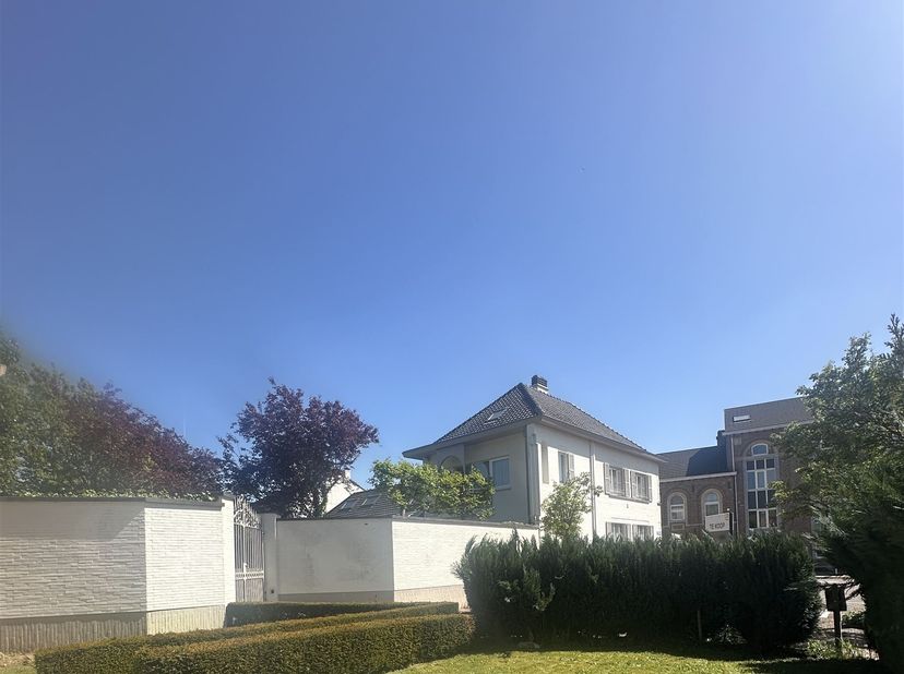 In het landelijke maar vlot bereikbare Montenaken vinden we deze klassieke villa met praktijkruimte en aangelegde tuin.   Montenaken ligt op 5 minuten
