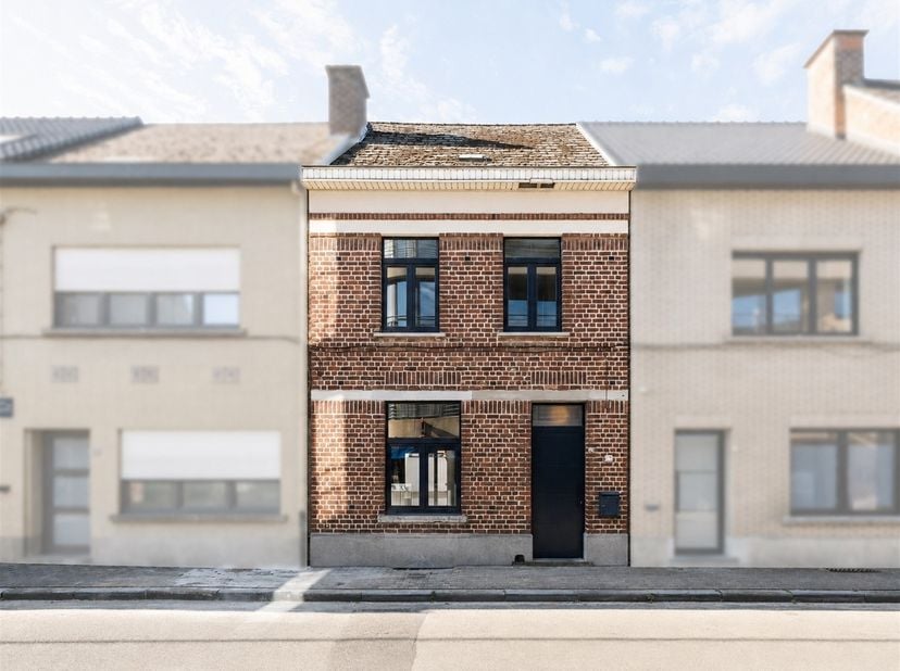 Welkom in deze gezellige stadswoning, hartje Zottegem. Deze aantrekkelijke woning combineert klassieke architectuur met modern comfort en biedt een pe