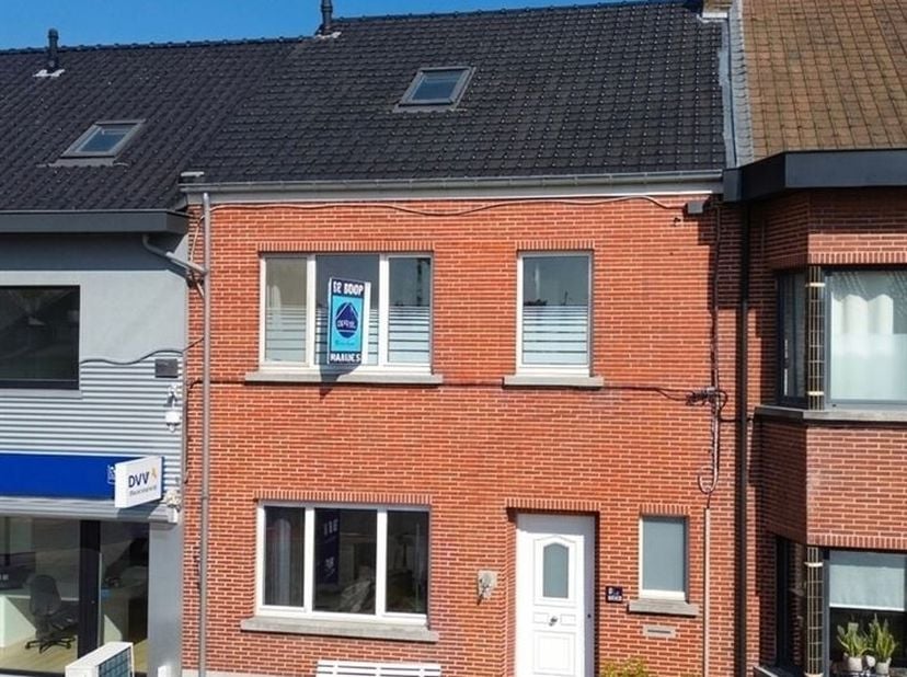 WONING MET 3 SLAAPKAMERS EN TUIN<br />
Richtprijs : 349.000 euro<br />
Deze woning is gelegen in de nabijheid van belangrijke invalswegen, openbaar ve
