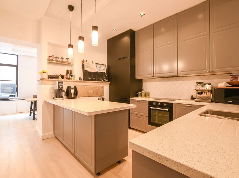 In het centrum van Blankenberge vindt u dit charmante en instapklare herenhuis met een bewoonbare oppervlakte van 190 m². De woning combineert authent