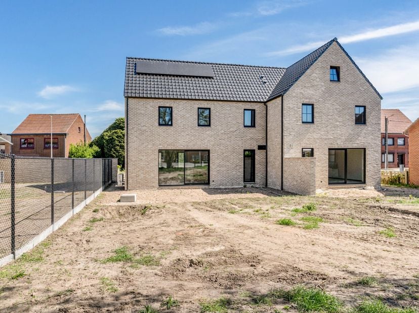 Deze halfvrijstaande BEN-woning is gelegen op een perceel van 4a62ca in een landelijk project te Voorshoven.<br />
Troeven:<br />
- Zeer energiezuinin