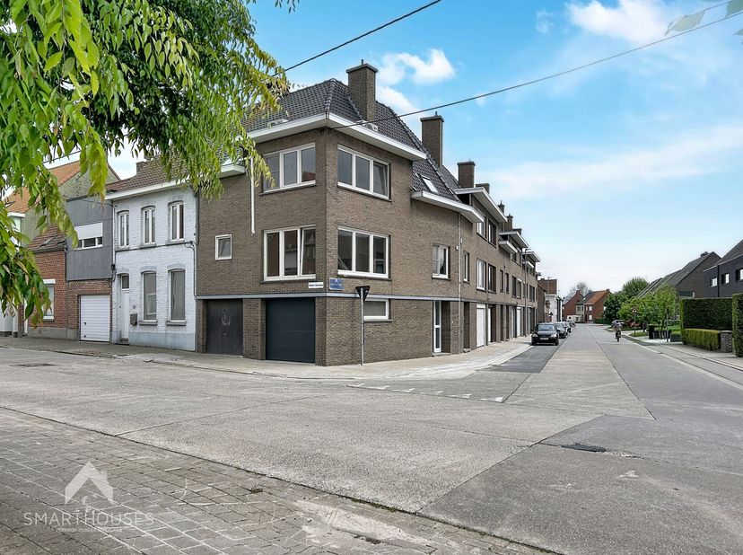 Energiezuinige woning op een centrale locatie bestaande uit een inkomhal en garage met sectionale poort +was/bergplaats. Op het eerste verdiep bevindt