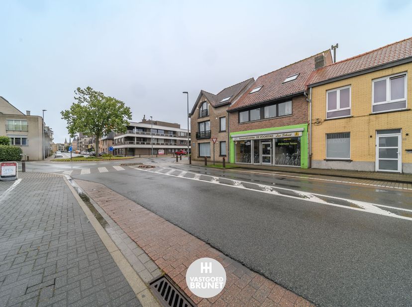 In het hart van Veurne bieden wij u deze veelzijdige woning aan, met op het gelijkvloers een volwaardige handelsruimte en op de verdieping een ruime g