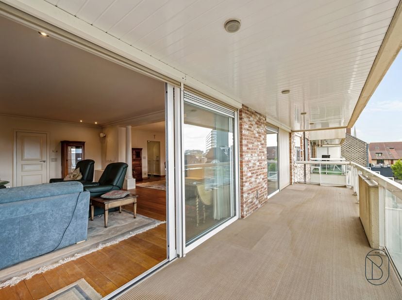 Exclusief appartement van maar liefst 184 m² in het centrum van Waregem!<br />
Indeling: ruime inkomhal, royale en lichtrijke leefruimte (inmaakkasten