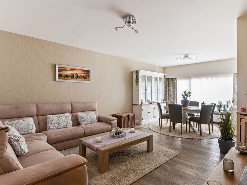 Appartement très soigné et prêt à l'emploi au rez-de-chaussée avec 2 chambres à coucher, cour (terrasse) et garage box (à acheter en supplément) à ven