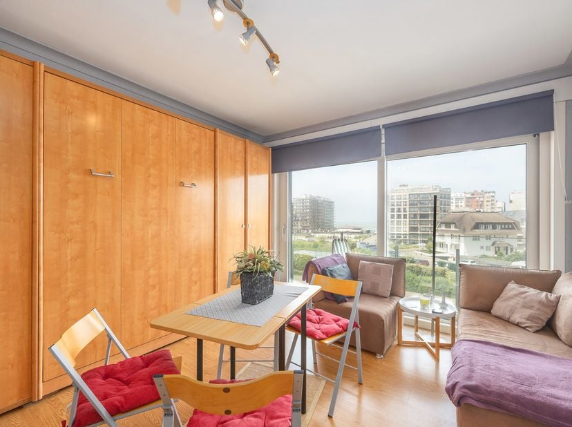 Résidence PARK : au 3ᵉ étage, avec vue sur la mer et les terrains de tennis, studio meublé, composé : d'un hall d'entrée avec vestiaire/débarras, séjo